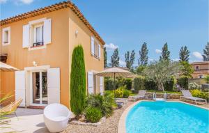 uma villa com uma piscina e uma casa em Beautiful Home In Morires-ls-avignon With Private Swimming Pool, Can Be Inside Or Outside em Morières-lès-Avignon