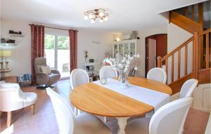 uma sala de jantar com uma mesa e cadeiras brancas em Beautiful Home In Morires-ls-avignon With Private Swimming Pool, Can Be Inside Or Outside em Morières-lès-Avignon