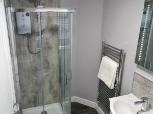 uma casa de banho com um chuveiro e um lavatório. em Apartment 1 The Boardwalk - Uk31781 em Great Yarmouth