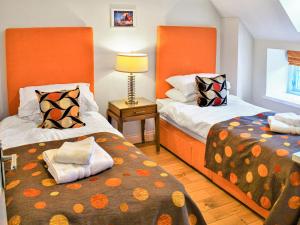 מיטה או מיטות בחדר ב-Annie Oswalds Cottage