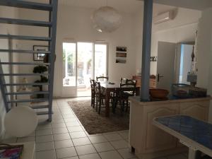 - une cuisine et une salle à manger avec une table et des chaises dans l'établissement Maison La Tranche-sur-Mer, 4 pièces, 6 personnes - FR-1-194-36, à La Tranche-sur-Mer