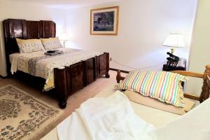 Ein Bett oder Betten in einem Zimmer der Unterkunft Beautiful cozy home Buffalo/ Niagara Falls