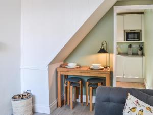 ein Wohnzimmer mit einem Tisch im Dachgeschoss in der Unterkunft Hambleton House in Malton
