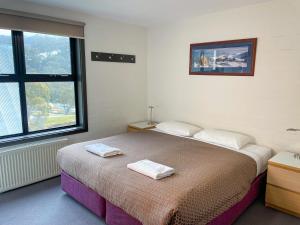 - une chambre avec un lit et 2 serviettes dans l'établissement Boali Lodge Thredbo, à Thredbo