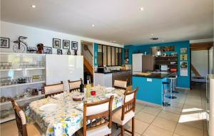 Un comedor con una mesa y una cocina. en Gorgeous Home In Aubignan, en Aubignan