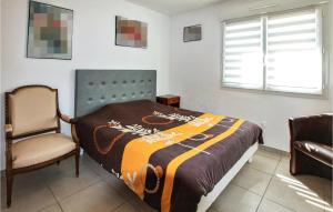 Un dormitorio con una cama y una silla y una ventana. en Gorgeous Home In Aubignan, en Aubignan