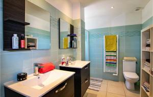 un baño con lavabo e inodoro en Gorgeous Home In Aubignan, en Aubignan 16 fotos más