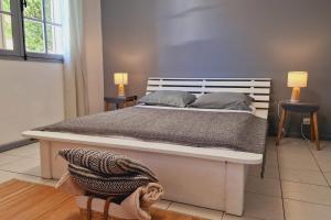Ein Bett oder Betten in einem Zimmer der Unterkunft Le Ti Nid house - suite Paille-en-queue, résidence avec piscine commune