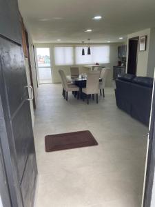 eine Küche und ein Esszimmer mit einem Tisch und Stühlen in der Unterkunft Bonito y Cómodo Departamento in Zacatecas