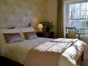 Schlafzimmer mit einem Bett und einem Fenster in der Unterkunft Tristans - Ukc3906 in Lostwithiel