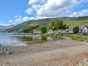 a small town on the shore of a body of water at Deuchars Cottage in Kenmore