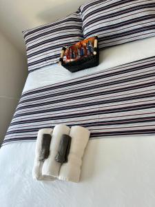 Una cama con dos toallas encima. en Excellent Location- Perfect Shared Homestay! en Yaphank