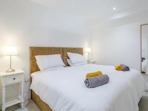 Una cama blanca con dos toallas encima. en Waterside Lodge Three - Uk33350 en Southowram