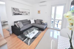 ein Wohnzimmer mit einem Sofa und einem Couchtisch in der Unterkunft Apartments Zorka Leko in Omiš