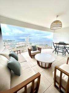 sala de estar con vistas al océano en Bella Apartment en Fort-de-France