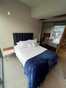 1 dormitorio con cama grande y ventana grande en Espectacular apartamento, en Bogotá
