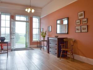 pomarańczowy pokój z biurkiem i lustrem w obiekcie Apartment 3-uk33247 w mieście Grayrigg