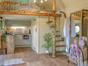 eine Küche und ein Esszimmer in einem winzigen Haus in der Unterkunft Bracken - Uk34842 in Straiton