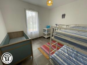 Postel nebo postele na pokoji v ubytování Maison PMR avec Jardin, 8 km de St-Gilles-Croix-de-Vie, 3 Chambres, Wifi et Vélos - FR-1-426-540