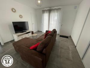 TV a/nebo společenská místnost v ubytování Maison PMR avec Jardin, 8 km de St-Gilles-Croix-de-Vie, 3 Chambres, Wifi et Vélos - FR-1-426-540