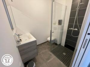 Koupelna v ubytování Maison PMR avec Jardin, 8 km de St-Gilles-Croix-de-Vie, 3 Chambres, Wifi et Vélos - FR-1-426-540 + 8 fotografií