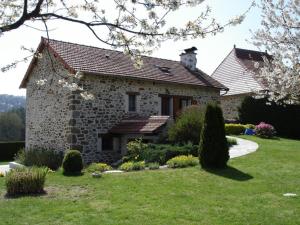 ein Steinhaus mit Garten davor in der Unterkunft Gîte Vitrac, 3 pièces, 4 personnes - FR-1-742-450 in Vitrac