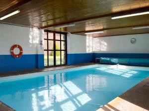 uma piscina com água azul num edifício em Kite 1 - Uk6549 em Llanfihangel-Bryn-Pabuan