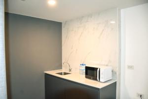 Kuchyň nebo kuchyňský kout v ubytování Grandview Residence
