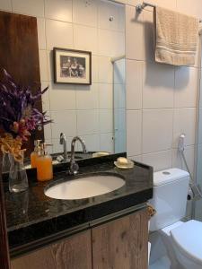 uma casa de banho com um lavatório e um WC em Chalé Refidim em Gravatá