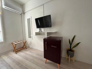sala de estar con TV en la pared en Liberty Apartment Studio en Buenos Aires