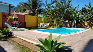 una piscina en el patio trasero de una casa en Casa Caravela de Búzios, en Búzios