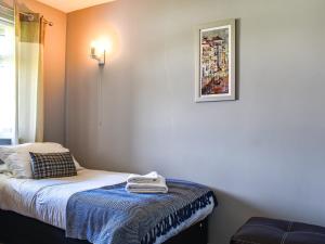 ein kleines Zimmer mit einem Bett und einem Bild an der Wand in der Unterkunft 10 Castaway-uk45095 in Kessingland