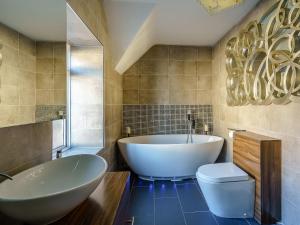 y baño con bañera, lavabo y aseo. en The Wee Nunnery - Uk7123, en Skelmorlie