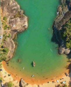 瓜拉帕里的住宿－Casa_praia_Laphina - Frente do mar com piscina!，享有海滩上方的绿色景致