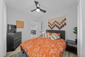 Un pat sau paturi într-o cameră la ~NEW Stylish BoHo 2BR in Hilo~