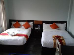 Ein Bett oder Betten in einem Zimmer der Unterkunft Hotel Blue moon Pokhara