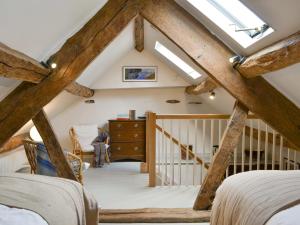sypialnia na poddaszu z drewnianymi belkami stropowymi i świetlikiem w obiekcie Staveley Park - Uk33713 w mieście Staveley