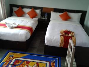 Ein Bett oder Betten in einem Zimmer der Unterkunft Hotel Blue moon Pokhara