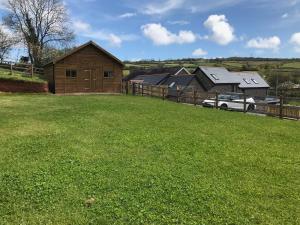 a large yard with a house and a fence at Hay Rick - Ukc2401 in Luton