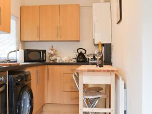 A kitchen or kitchenette at The Butts Cottage