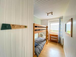 Habitación pequeña con litera y ventana en Charming, quiet holiday home on the west coast of the Cotentin en Bréhal