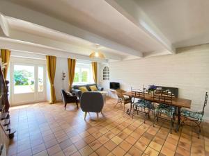Televisyen dan/atau pusat hiburan di Charming Cottage near Mont St Michel Bay