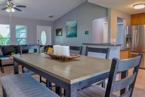 - une salle à manger et une cuisine avec une table et des chaises dans l'établissement Beautiful Pool Home with Sleeping for 8 for LovelyPeople, à Cape Coral