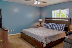 - une chambre avec un lit et un ventilateur de plafond dans l'établissement Beautiful Pool Home with Sleeping for 8 for LovelyPeople, à Cape Coral