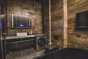 屏东县Here Hotel 宅這兒私宅-屏市B宅的带卫生间和洗衣机的浴室