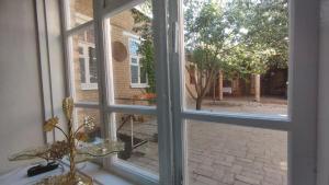 una ventana abierta con vistas a un patio en Reyhana Unique House, en Samarkand