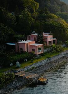 uma casa na costa de um corpo de água em Anzan Atitlan em San Marcos La Laguna
