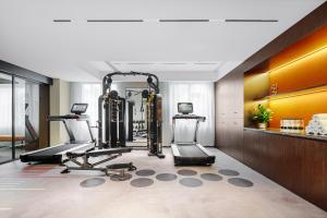 un gimnasio con dos máquinas de correr en una habitación en UrCove by Hyatt Xi'an Hi-Tec, en Xi'an