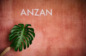 uma planta verde numa parede vermelha com a palavra amazona em Anzan Atitlan em San Marcos La Laguna