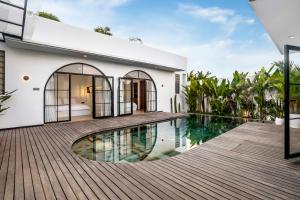 une image d'une maison avec une piscine dans l'établissement Casa Copper by Alfred in Bali, à Canggu